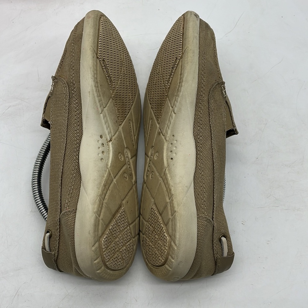 Crocs tan canvas slip on loafers size 7. CR8657D - Picture 5 of 8